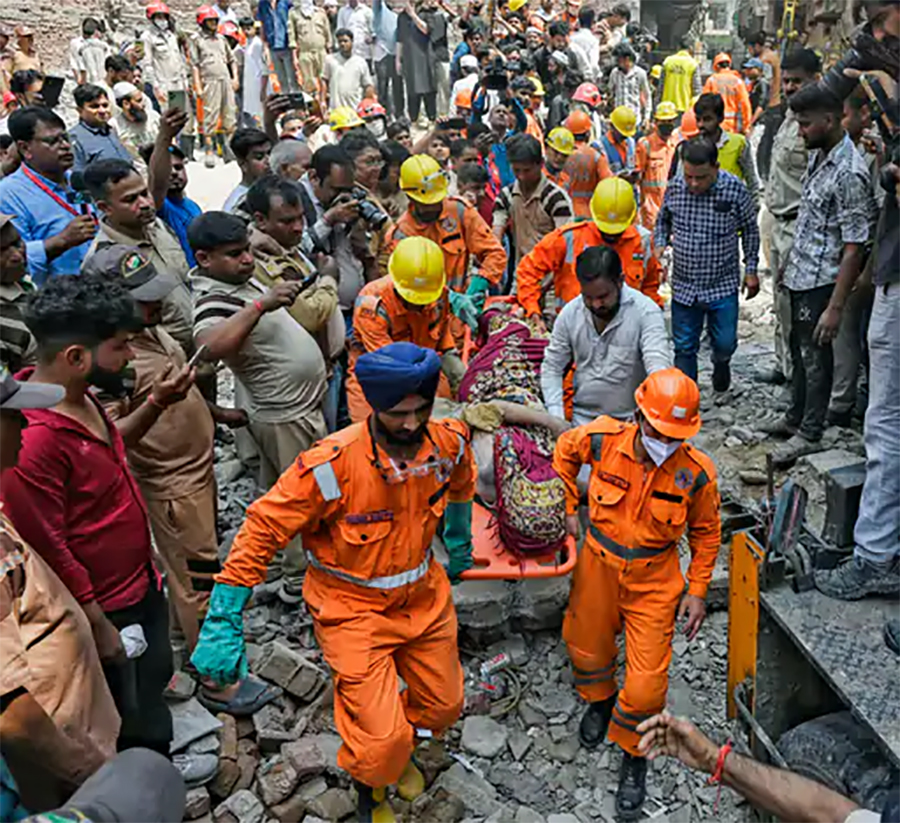 दिल्लीमा चारतले भवन ढलेर ६ जनाको मृत्यु