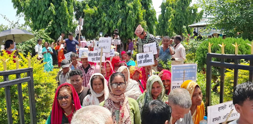 धनुषाको ढल्केबरमा सुकुमवासीको प्रदर्शन, माग पूरा गर्न आग्रह