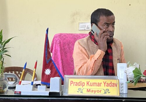 शिक्षक कुटपिट आरोपित मेयरविरुद्ध कारबाही गर्न शिक्षक संगठनहरूको अल्टिमेटम