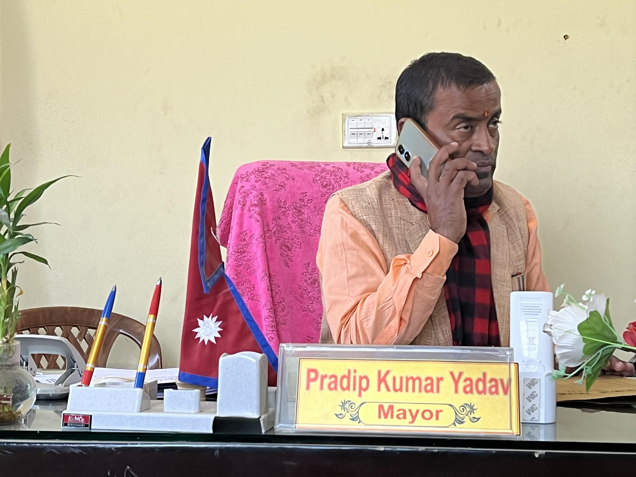 शिक्षक कुटपिट आरोपित मेयरविरुद्ध कारबाही गर्न शिक्षक संगठनहरूको अल्टिमेटम