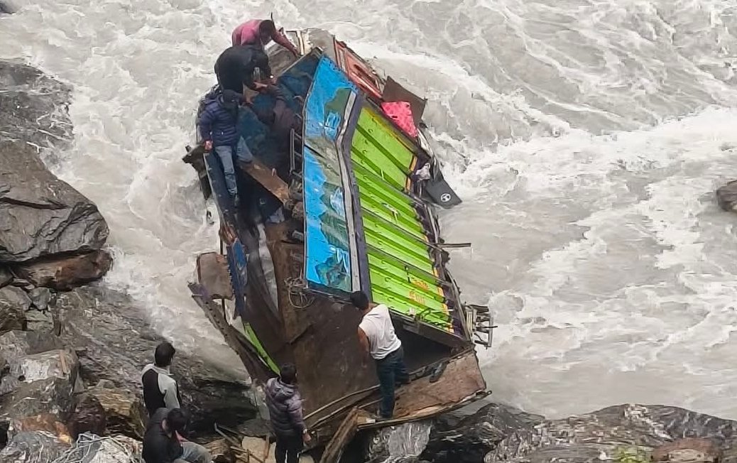 ट्रक दुर्घटना हुँदा मनाङको खोत्रो क्षेत्रमा २ जना घाइते