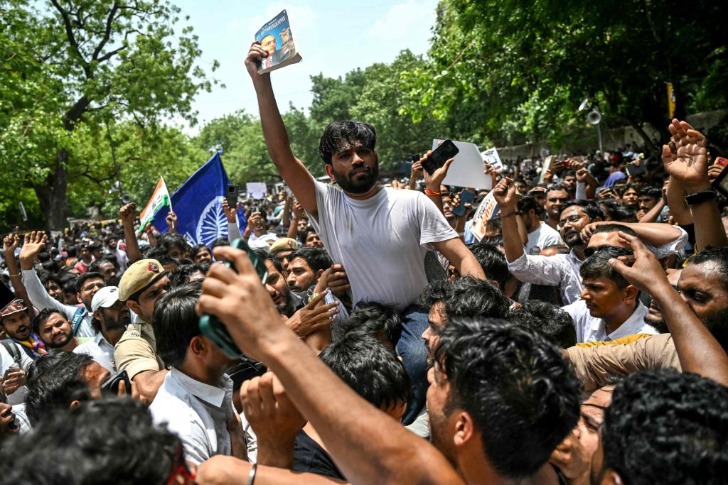 कक्रोच जनता पार्टी स्थापना गर्नुअघि दीपकेको यात्रा कस्तो थियो ?
