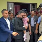 चितवनमा रास्वपा महाधिवेशन : बालेन शाह छोरी बोकेर विमानस्थलबाट बाहिरिँदै