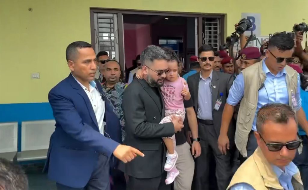 चितवनमा रास्वपा महाधिवेशन : बालेन शाह छोरी बोकेर विमानस्थलबाट बाहिरिँदै