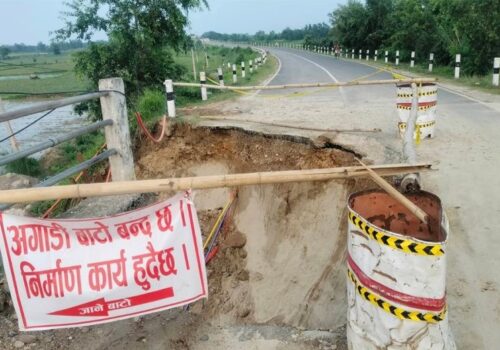 गागन खोलाको पुल नजिक सडक भासिँदा हुलाकी राजमार्ग अवरुद्ध