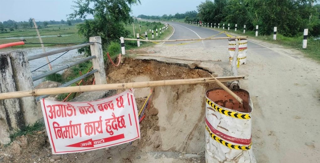 गागन खोलाको पुल नजिक सडक भासिँदा हुलाकी राजमार्ग अवरुद्ध