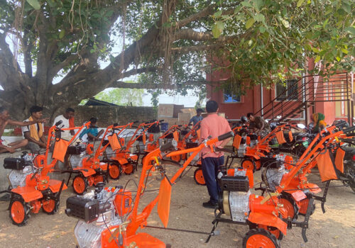 भूमिहीन दलित परिवारलाई सिरहामा हाते ट्याक्टर वितरण