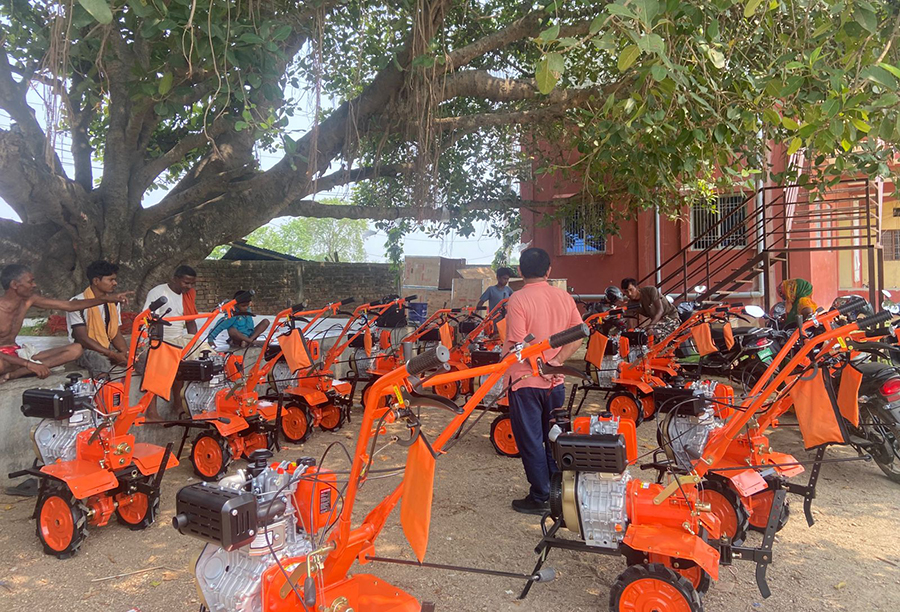 भूमिहीन दलित परिवारलाई सिरहामा हाते ट्याक्टर वितरण