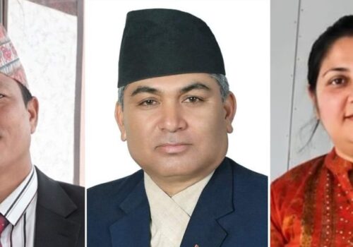 कर्णालीमा रास्वपा सभापतिका लागि त्रिपक्षीय प्रतिस्पर्धाराष्ट्रिय स्वतन्त्र पार्टी (रास्वपा) को कर्णाली सभापतिका लागि तीन जनाको उम्मेदवारी परेको छ । सुर्खेतको विरेन्द्रनगरमा हिजोदेखि सुरु भएको अधिवेशनमा प्रतिनिधि विवादले आइतबार मतदान प्रक्रिया सुरु हुन सकेको थिएन ।  सभापतिका लागि वर्तमान सभापति मदन खड्का, नेता नन्दकिशोर बस्नेत (एनके) र कोषाध्यक्ष स्नेहा उपाध्याय को उम्मेदवारी परेको छ । खड्का र उपाध्याय सुर्खेतका हुन् भने बस्नेत दैलेखका हुन् ।