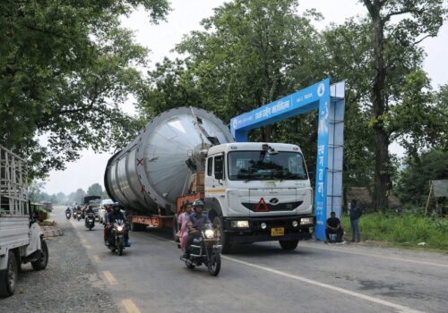 रास्वपाको स्वागत गेट हटाएर ट्यांकर बोकेका ५ भारतीय ट्रक पार गराइयो
