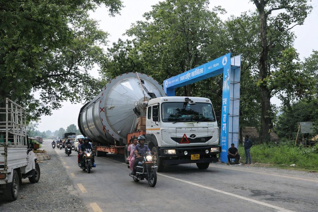 रास्वपाको स्वागत गेट हटाएर ट्यांकर बोकेका ५ भारतीय ट्रक पार गराइयो