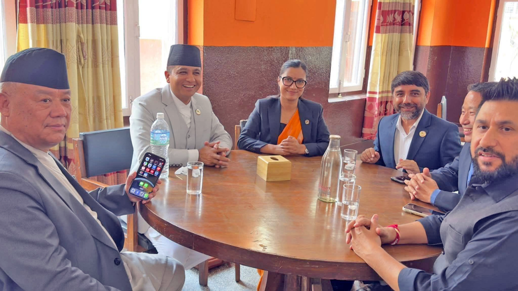 प्रधानमन्त्रीको तर्फबाट परराष्ट्रमन्त्रीको जवाफमार्फत सदन खोल्ने छलफल जारी