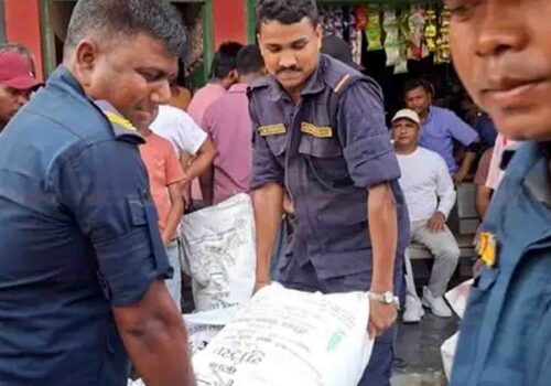 सिरहामा १३ बोरा अनुदानको युरिया मल बरामद, कालोबजारीको आशंका अनुसन्धान सुरु