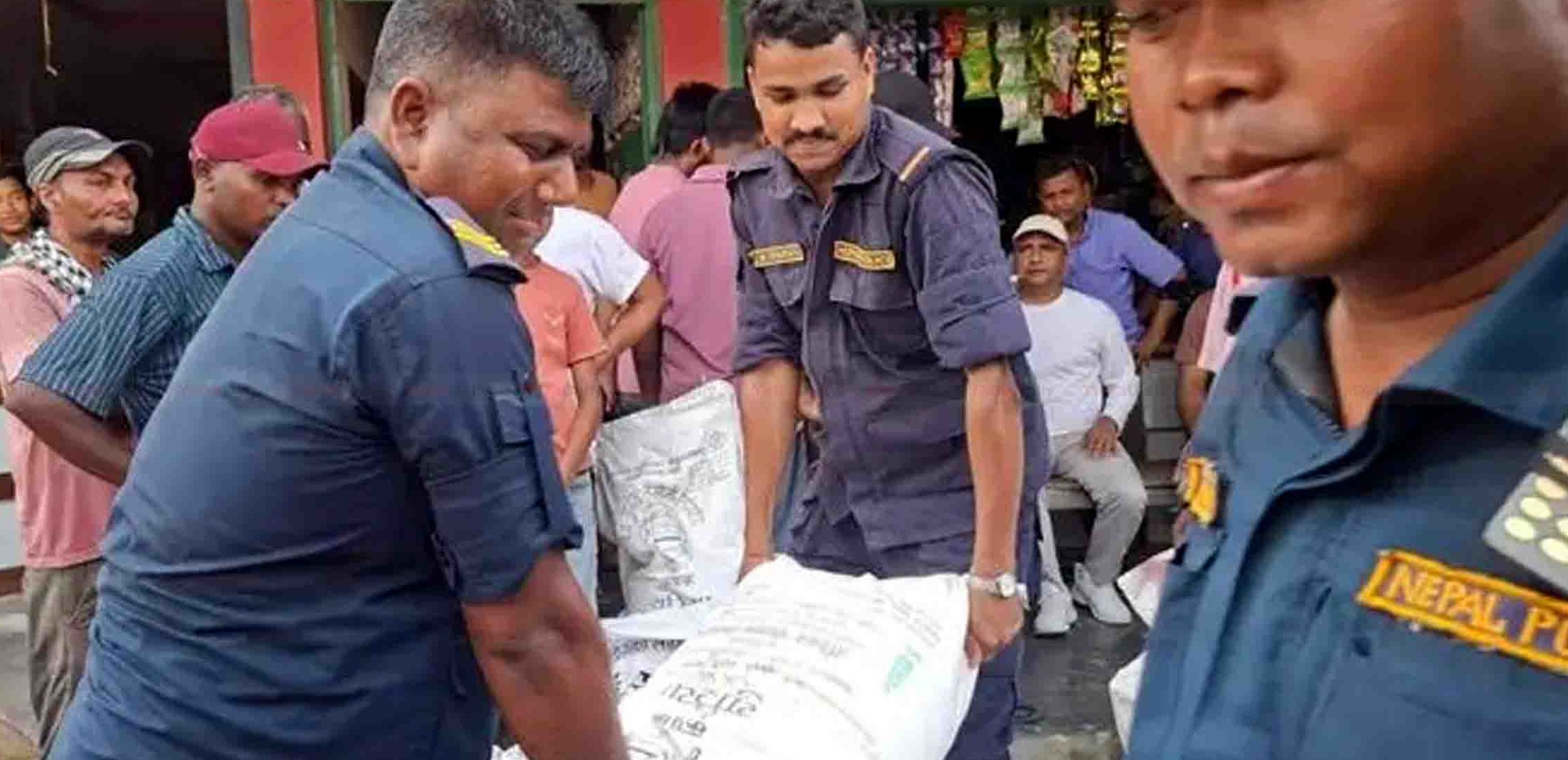 सिरहामा १३ बोरा अनुदानको युरिया मल बरामद, कालोबजारीको आशंका अनुसन्धान सुरु