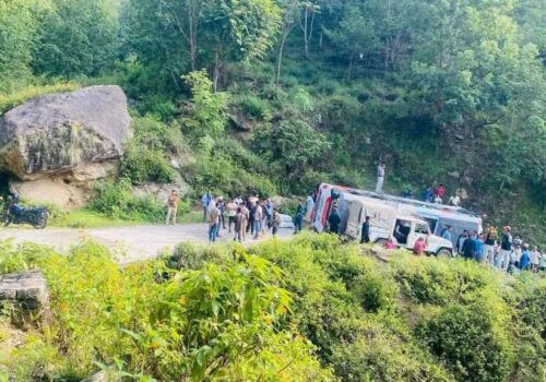 बाजुरामा बस अनियन्त्रित भएर दुर्घटना, २४ यात्रु घाइते