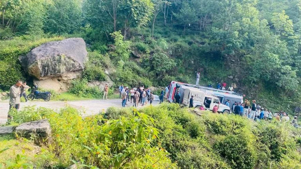 बाजुरामा बस अनियन्त्रित भएर दुर्घटना, २४ यात्रु घाइते