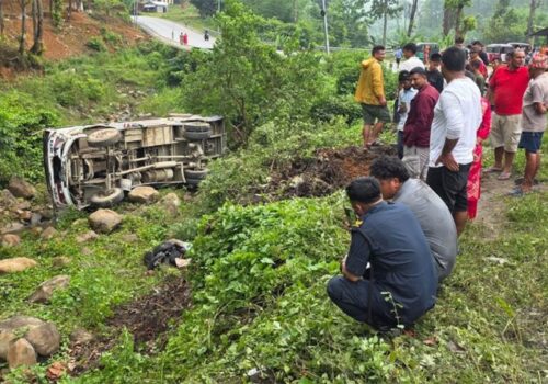 उदयपुरमा विद्यार्थी बोकेको बस दुर्घटनाग्रस्त, ३२ जना घाइते