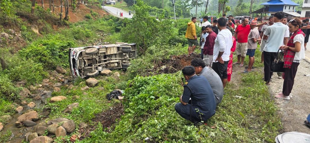 उदयपुरमा विद्यार्थी बोकेको बस दुर्घटनाग्रस्त, ३२ जना घाइते