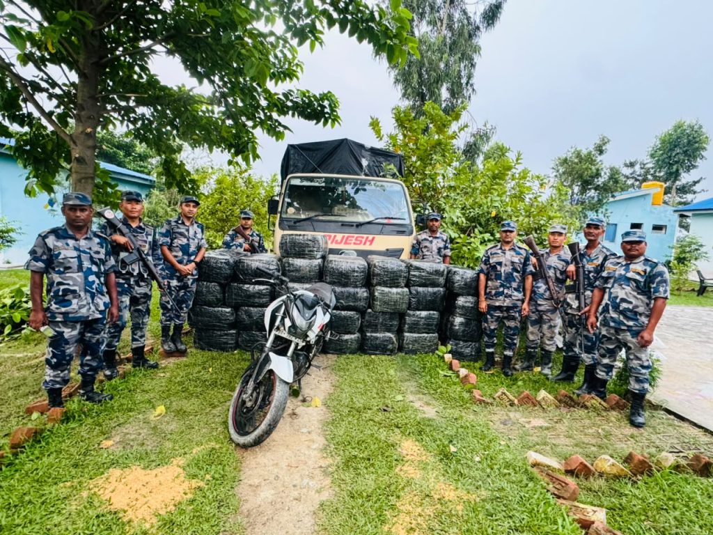 मोरङ सीमावर्ती क्षेत्रबाट ९२२ किलो गाँजासहित गाडी र मोटरसाइकल बरामद