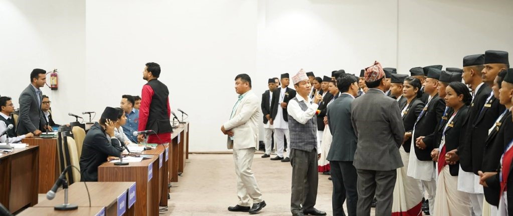 संसदमा वेल घेरेपछि तनाव, सभामुखले सांसदलाई सचेत गराए