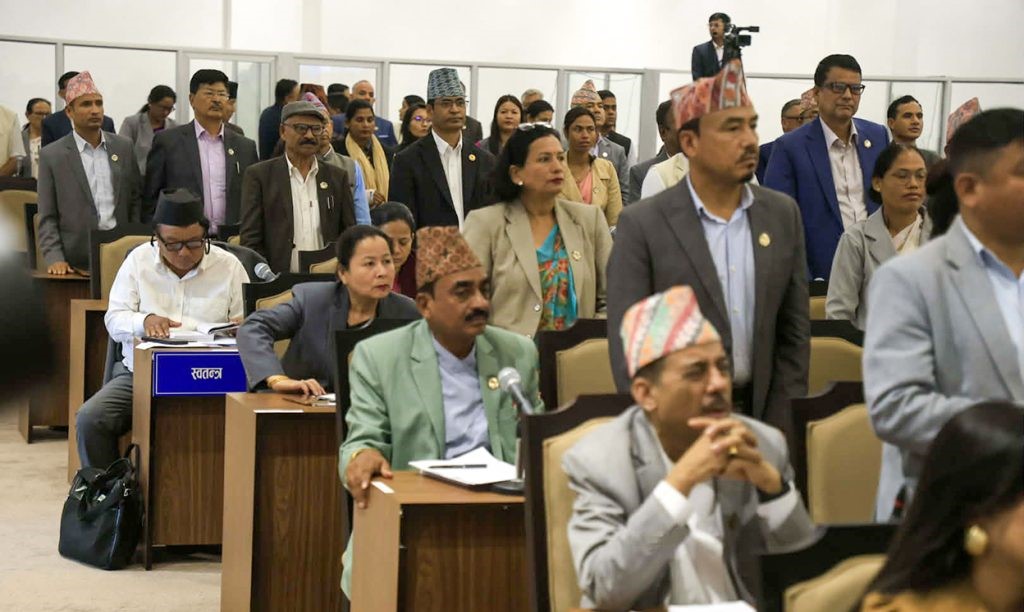 विपक्षीको नाराबाजीपछि प्रतिनिधिसभा बैठक १५ मिनेटका लागि रोकियो