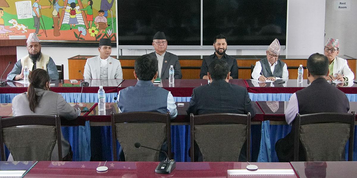 सदनको अवरोध हटाउन विपक्षीसँग रवि लामिछानेको छलफल