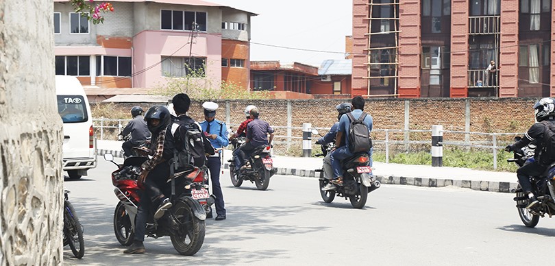 ट्राफिक नियम उल्लङ्घन महँगो : एकै दिन २० लाख २४ हजार रुपैयाँ राजस्व सङ्कलन