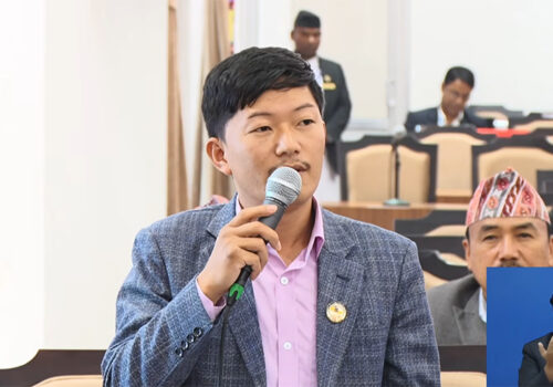 ‘ढुंगा बोल्ला, मान्छे बोल्दैन’ : बालेनमाथि आरेन राईको कटाक्ष