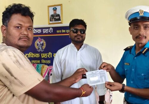 गुडिरहेको मोटरसाइकलमा स्टन्ट गर्ने सांसद बब्लु गुप्तालाई ५०० रुपैयाँ जरिबाना