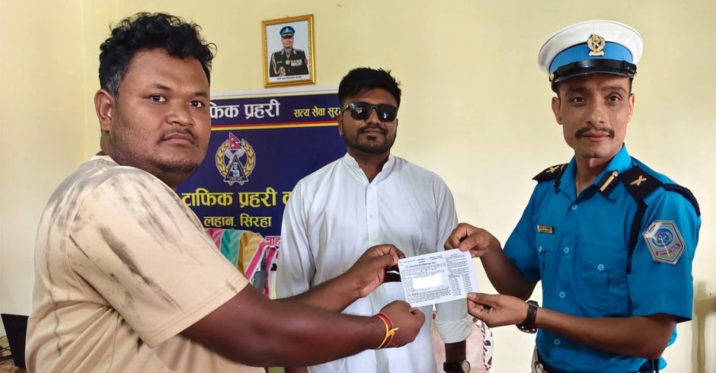 गुडिरहेको मोटरसाइकलमा स्टन्ट गर्ने सांसद बब्लु गुप्तालाई ५०० रुपैयाँ जरिबाना