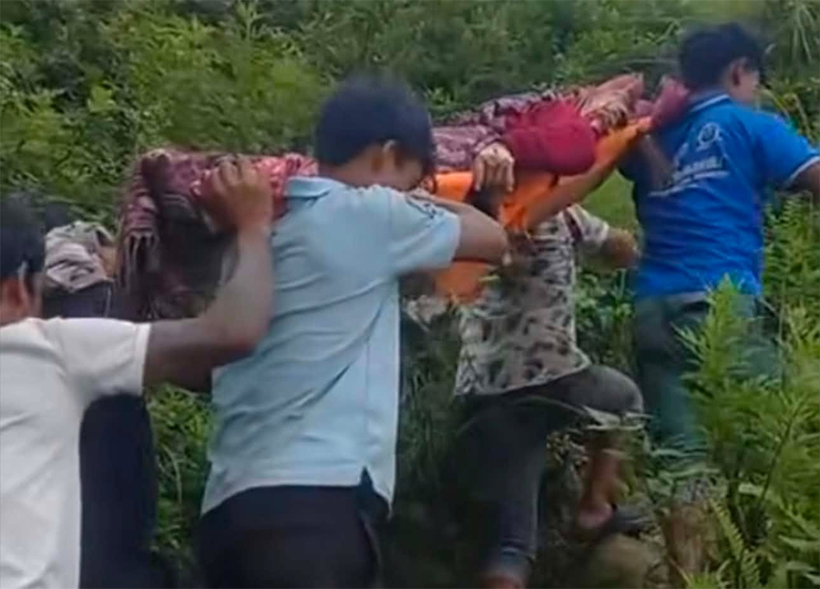 खराब मौसमले एयर एम्बुलेन्स उडेन, गर्भवतीलाई पैदल अस्पताल लैजानुपर्‍यो