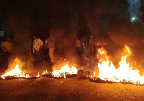 ७ करोड रुपैयाँ अनुदान जोखिममा, रौतहटका उखु किसान सडकमा ः झाझ पुलमा टायर बालेर चक्काजाम, तत्काल भुक्तानी सुनिश्चित गर्न माग