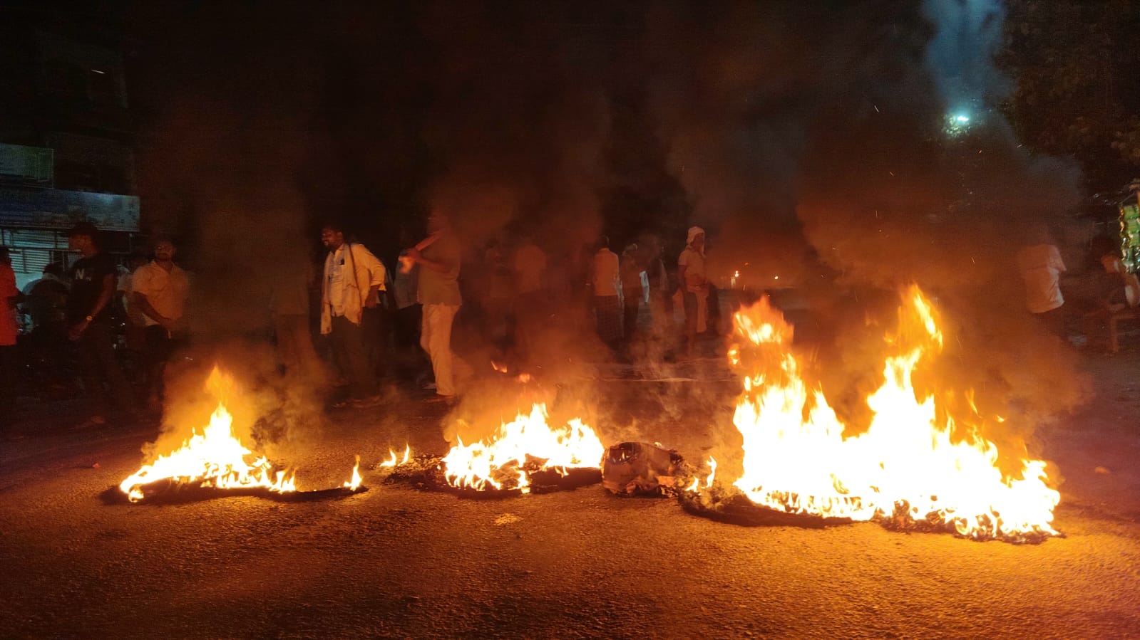 ७ करोड रुपैयाँ अनुदान जोखिममा, रौतहटका उखु किसान सडकमा ः झाझ पुलमा टायर बालेर चक्काजाम, तत्काल भुक्तानी सुनिश्चित गर्न माग