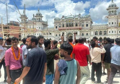 जानकी मन्दिरबाट हर्क साम्पाङका कार्यकर्ता लखेटिए