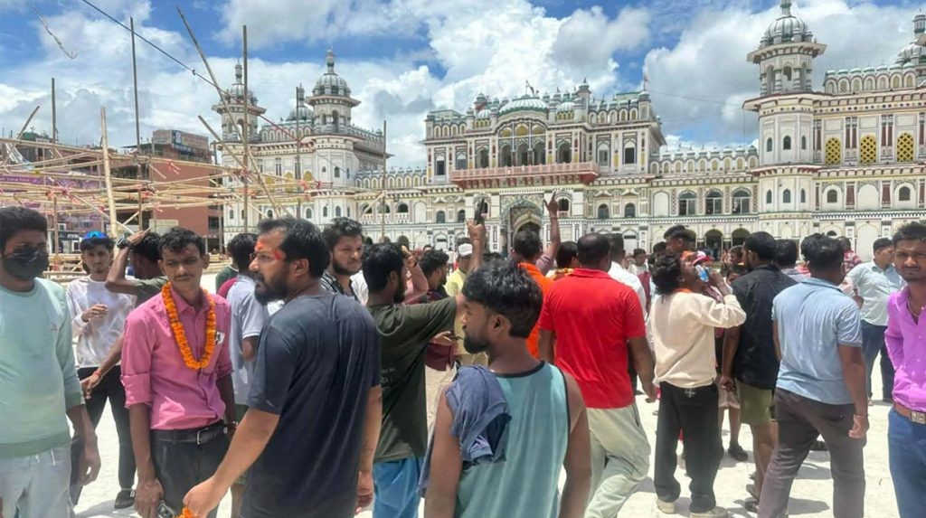 जानकी मन्दिरबाट हर्क साम्पाङका कार्यकर्ता लखेटिए
