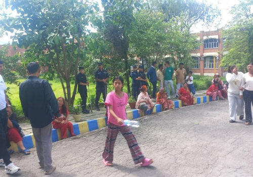 खाना नपाएको गुनासो गर्दै होल्डिङ सेन्टरका सुकुमवासी आन्दोलनमा