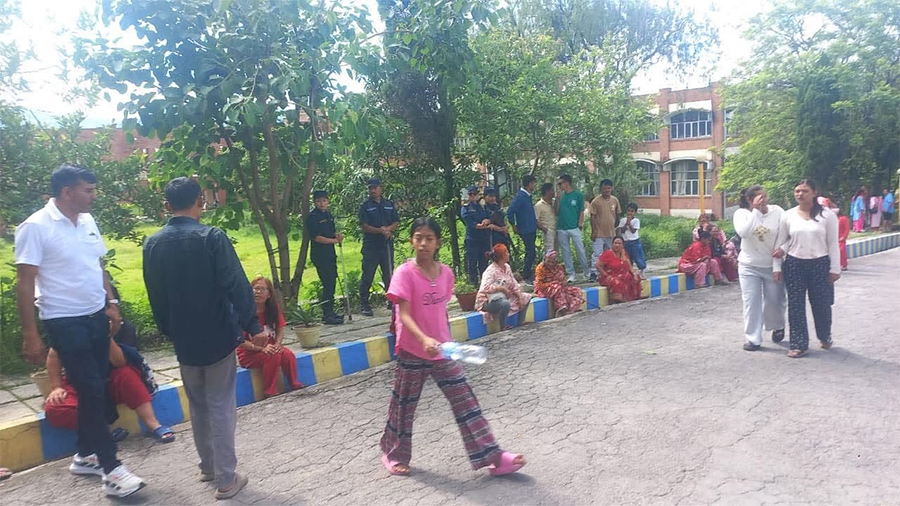 खाना नपाएको गुनासो गर्दै होल्डिङ सेन्टरका सुकुमवासी आन्दोलनमा