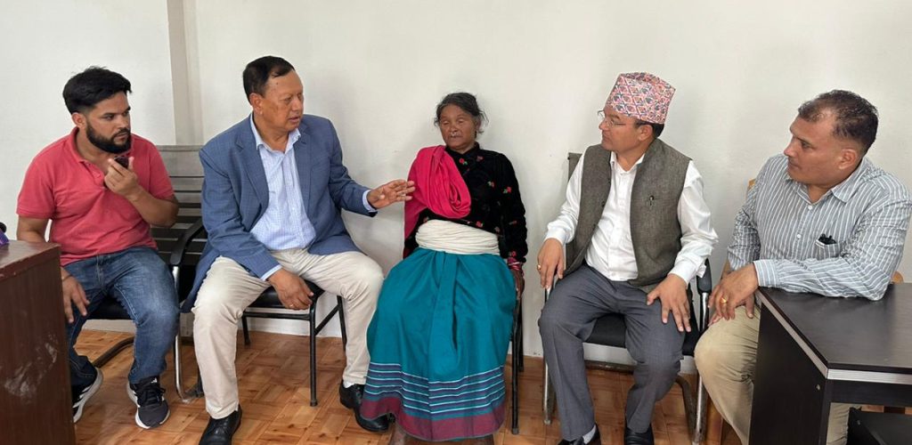 एक लाख सहयोगसँगै गणेश नेपालीकी छोरीलाई पढाउने जिम्मा लिए मोहन बस्नेत