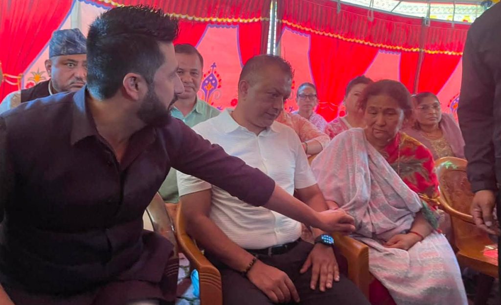 गोपालमान श्रेष्ठप्रति श्रद्धाञ्जली अर्पण गर्न कांग्रेस कार्यालय पुगे रवि