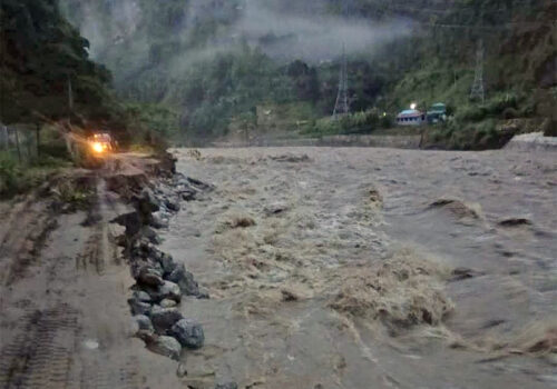 तामाकोशीको बाढीले सडक बगायो, मन्थली–चरिकोट सडक अवरुद्ध