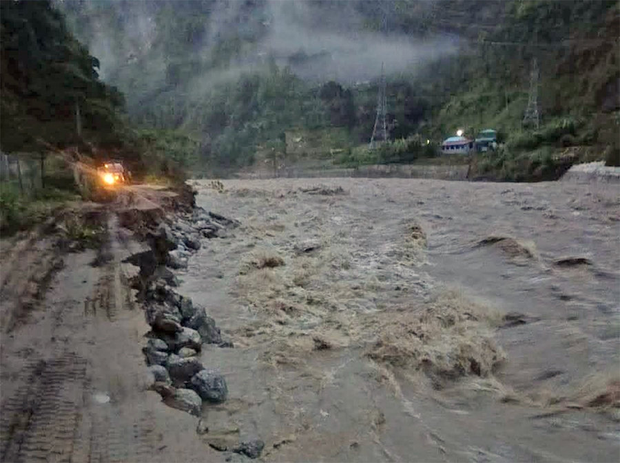 तामाकोशीको बाढीले सडक बगायो, मन्थली–चरिकोट सडक अवरुद्ध