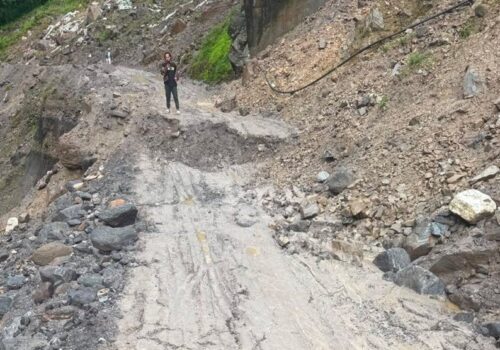 इकोमा सडक धसिँदा तातोपानी नाका बन्द