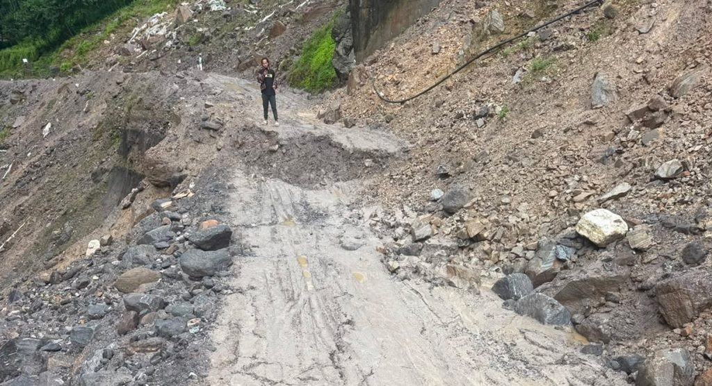 इकोमा सडक धसिँदा तातोपानी नाका बन्द