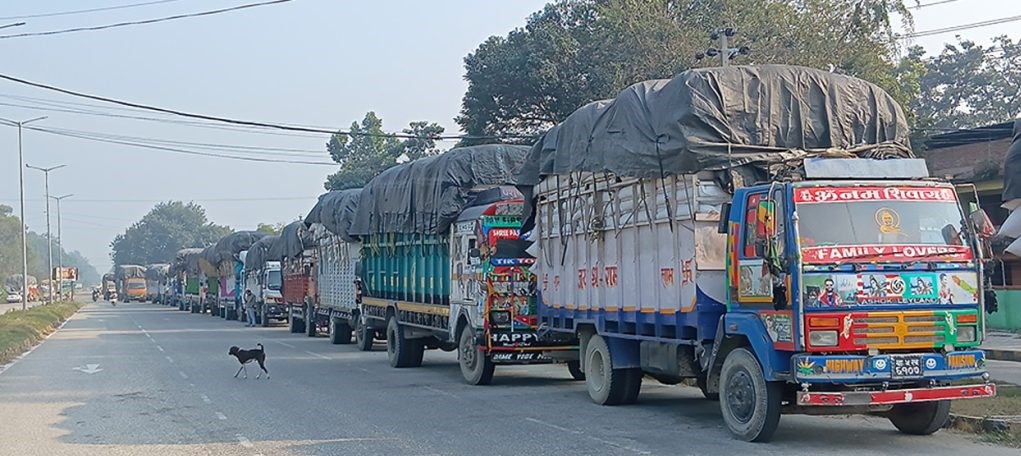 कैलालीमा ट्रकमाथि कडाइ, भैरहवाबाट आएका ट्रकलाई ५ हजार जरिवाना