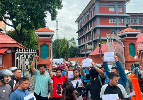 सिंहदरबार दक्षिण गेटमा मोटरसाइकल पार्किङ गर्दै अखिलको प्रदर्शन