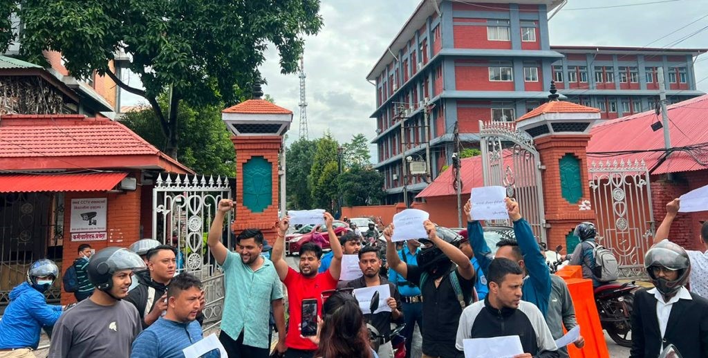सिंहदरबार दक्षिण गेटमा मोटरसाइकल पार्किङ गर्दै अखिलको प्रदर्शन