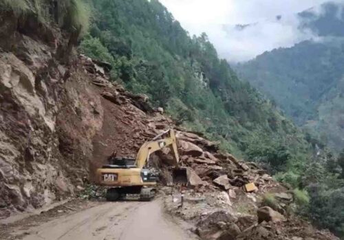 वर्षा र पहिरोले देशका प्रमुख राजमार्ग ठप्प, कहाँ कस्तो छ अवस्था?