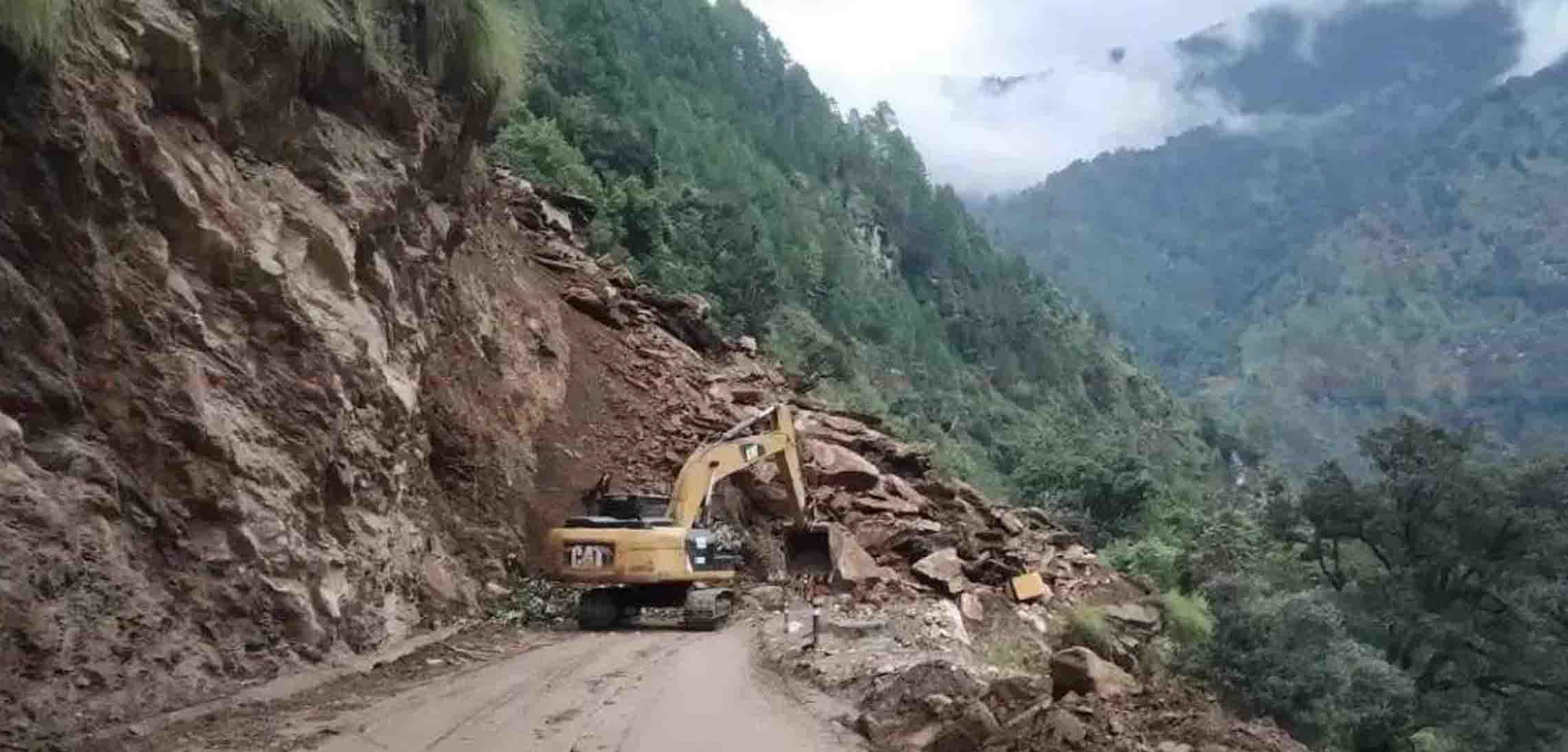 वर्षा र पहिरोले देशका प्रमुख राजमार्ग ठप्प, कहाँ कस्तो छ अवस्था?