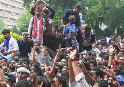 दिल्ली तनावग्रस्त : कक्रोच जनता पार्टीको प्रदर्शनमा प्रहरी लाठीचार्ज