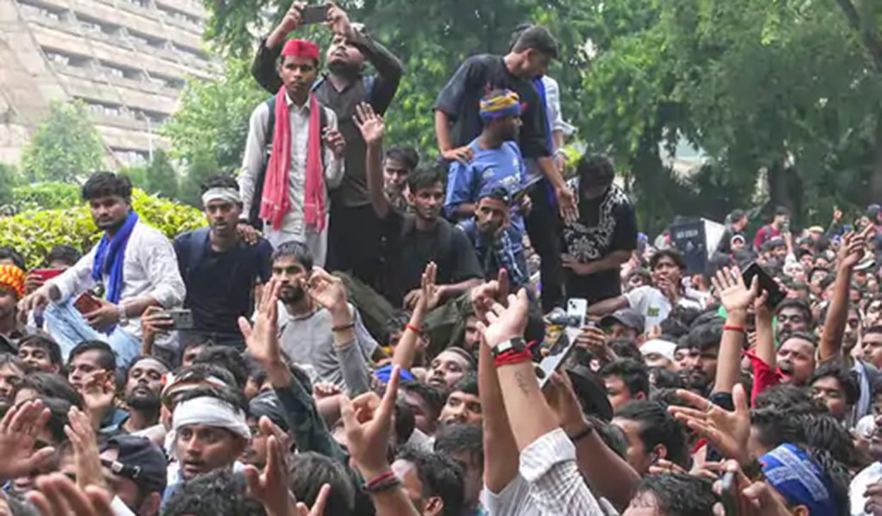 दिल्ली तनावग्रस्त : कक्रोच जनता पार्टीको प्रदर्शनमा प्रहरी लाठीचार्ज